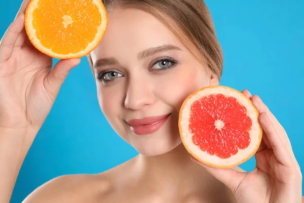 Jonge Vrouw Met Gesneden Grapefruit Sinaasappel Blauwe Achtergrond Vitaminerijk Voedsel — Stockfoto