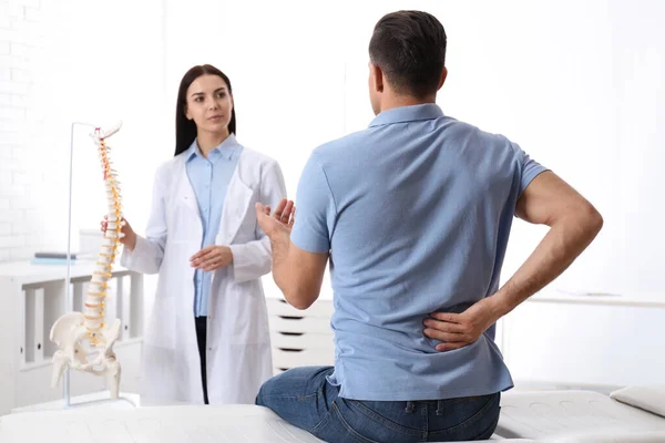 Man Bezoek Bij Professionele Orthopeed Het Medisch Kantoor — Stockfoto