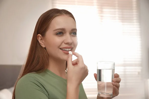 Mujer Joven Con Vaso Agua Tomando Pastillas Vitamínicas Casa —  Fotos de Stock