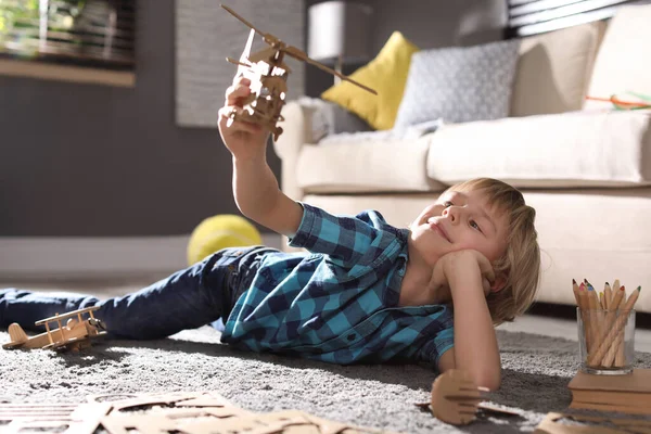 Niño Jugando Con Helicóptero Cartón Suelo Casa Pasatiempo Creativo — Foto de Stock