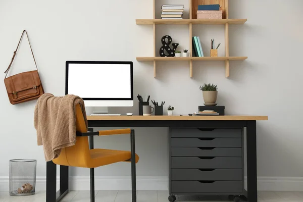 Elegante Interno Della Camera Con Moderno Posto Lavoro Confortevole — Foto Stock