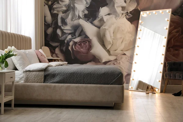 Mooie Kamer Interieur Met Groot Bed Spiegel Bloemmotief Muur — Stockfoto