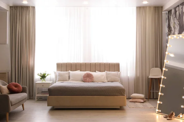 大きなベッドとミラー付きの美しい部屋のインテリア — ストック写真