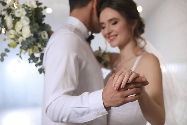 Casal Recém Casado Feliz Dançando Juntos Salão Festivo Foco Mãos — Fotografia de Stock