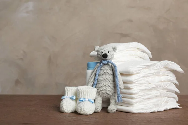 Fraldas Para Bebês Urso Brinquedo Botas Criança Mesa Madeira Espaço — Fotografia de Stock