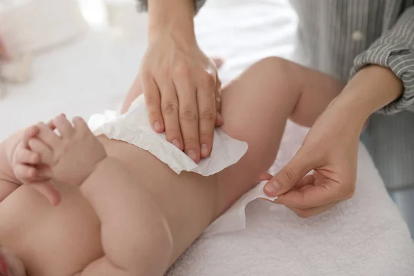 Mãe Trocando Fralda Bebê Mesa Close — Fotografia de Stock