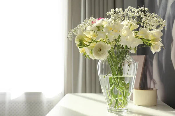 テーブルの上の花瓶に新鮮なフリージアの花と美しい花束屋内 テキストのスペース — ストック写真