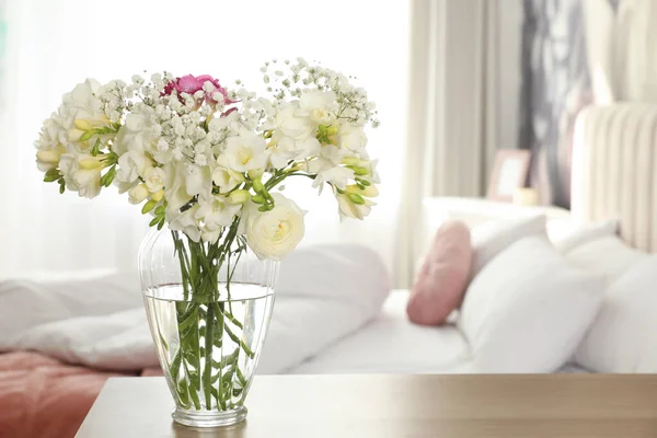 Beau Bouquet Avec Des Fleurs Freesia Fraîches Sur Table Dans — Photo