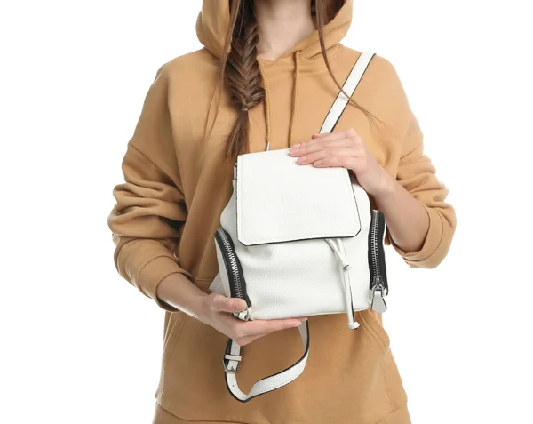 白い背景にスタイリッシュなバッグでカジュアルな服の若い女性 クローズアップ — ストック写真