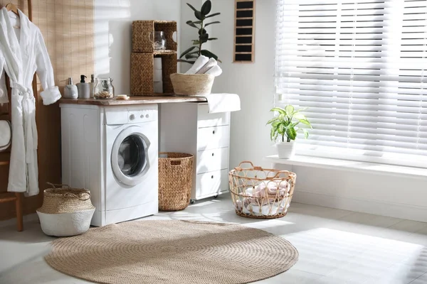Stilvolles Badezimmer Mit Moderner Waschmaschine — Stockfoto