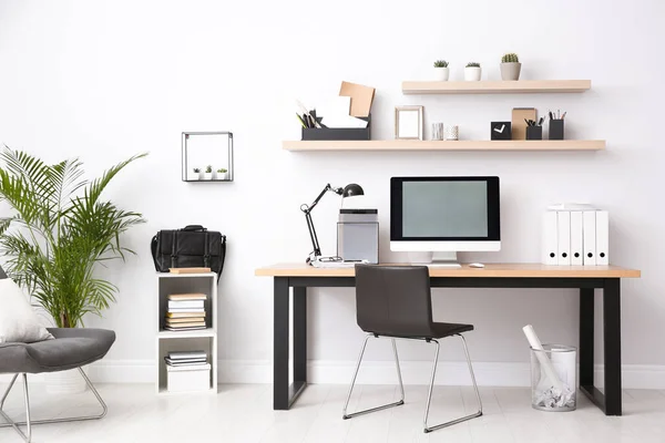 オフィス内のテーブルの上の近代的なコンピュータ スタイリッシュな職場 — ストック写真