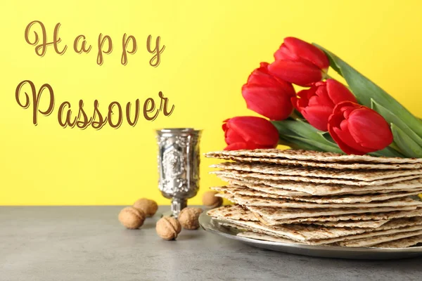 Matzos Páscoa Cálice Nozes Tulipas Mesa Cinza Celebração Pesach — Fotografia de Stock