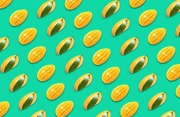 Wzór Całych Ciętych Owoców Mango Turkusowym Tle — Zdjęcie stockowe