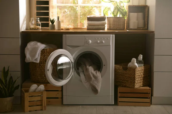 Snygg Rumsinredning Med Tvättmaskin Designidé — Stockfoto