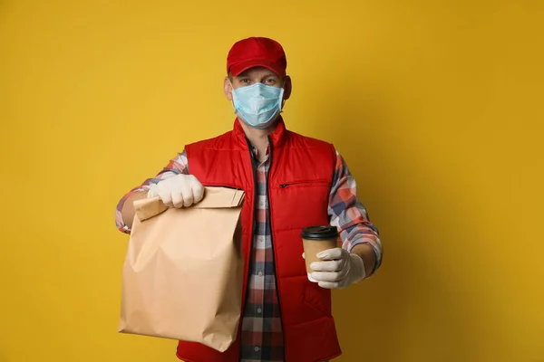 Mensajero Máscara Protectora Guantes Manteniendo Orden Fondo Amarillo Servicio Entrega — Foto de Stock