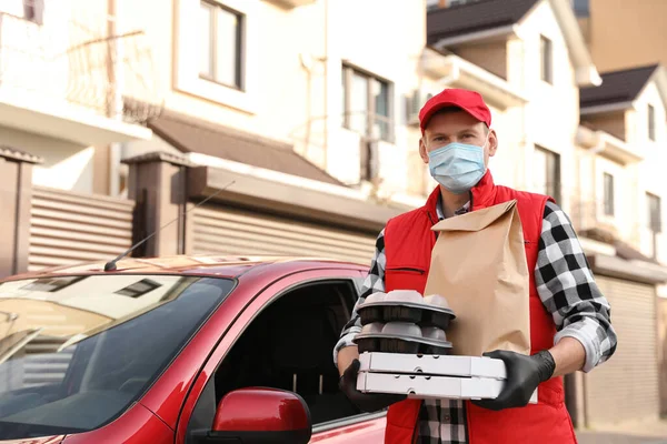 Mensajero Máscara Protectora Guantes Con Pedidos Cerca Del Coche Aire —  Fotos de Stock