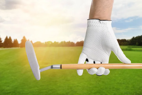 Giocatore Che Tiene Golf Club Nel Parco Nella Giornata Sole — Foto Stock