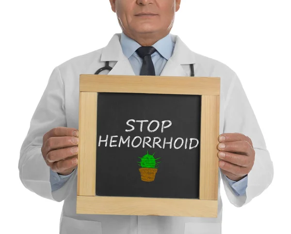 Doctor Sosteniendo Pizarra Con Frase Stop Hemorrhoid Sobre Fondo Blanco — Foto de Stock