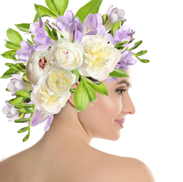 Mladá Žena Krásným Make Sobě Květinový Věnec Bílém Pozadí — Stock fotografie