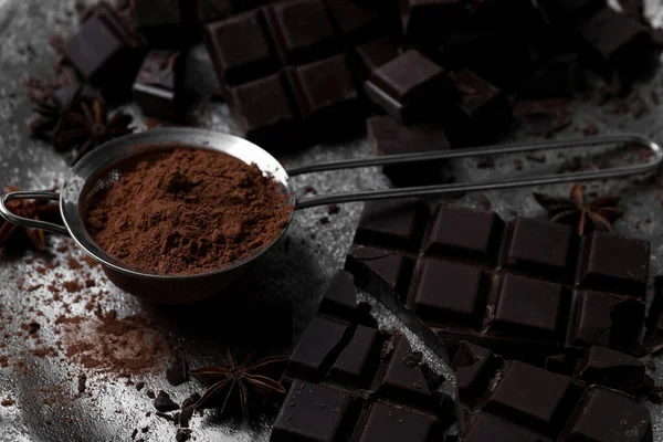 Köstliche Dunkle Schokolade Und Kakaopulver Auf Metallteller Nahaufnahme — Stockfoto