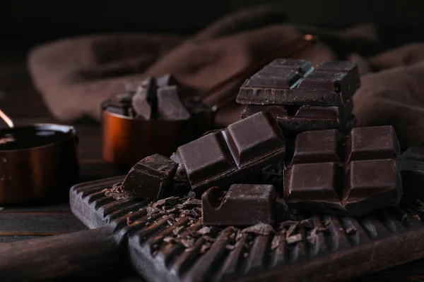 Délicieux Chocolat Noir Sur Planche Bois Gros Plan — Photo