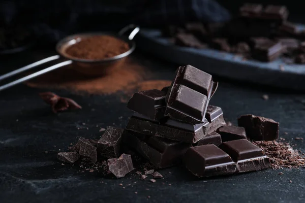 Lezzetli Siyah Çikolata Parçaları Siyah Masada — Stok fotoğraf