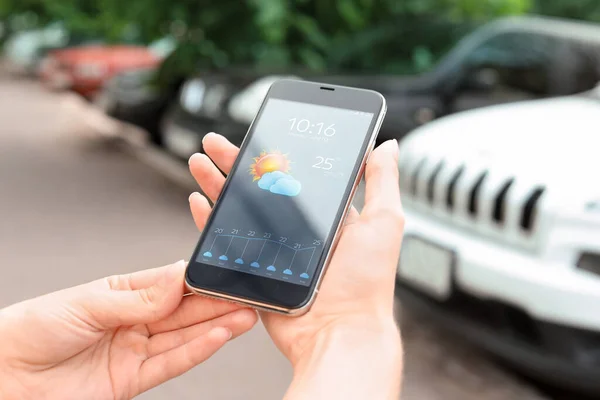 Frau Nutzt Wettervorhersage App Auf Smartphone Freien Nahaufnahme — Stockfoto