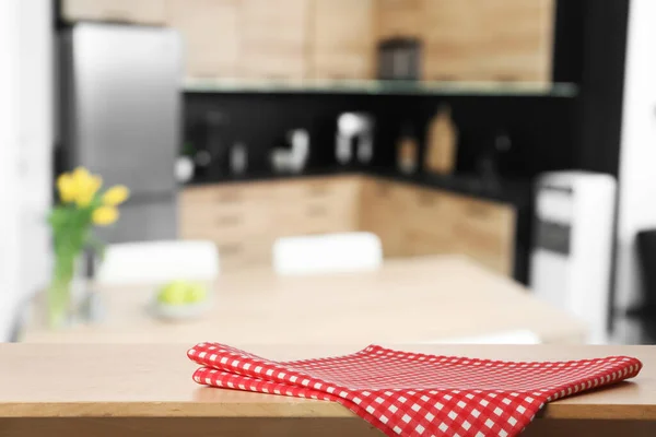 厨房木制桌子上的红色毛巾 案文的篇幅 — 图库照片