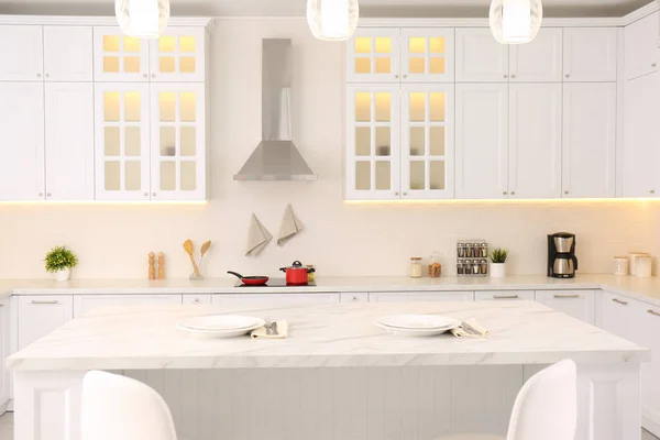 新しいスタイリッシュな家具と美しいキッチンインテリア — ストック写真
