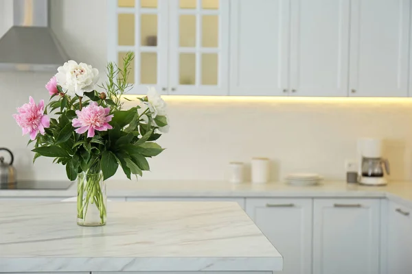 Ramo Peonía Sobre Mesa Mármol Blanco Interior Cocina — Foto de Stock