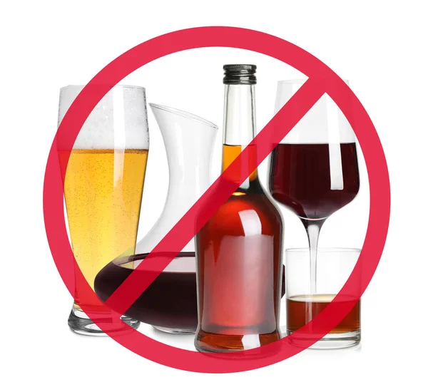 Conjunto Diferentes Bebidas Alcoólicas Sinal Stop Fundo Branco — Fotografia de Stock