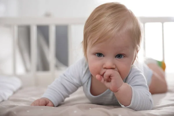 Adorable Petit Bébé Couché Dans Berceau Confortable — Photo