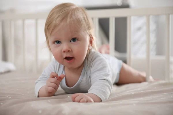 Adorable Petit Bébé Couché Dans Berceau Confortable — Photo