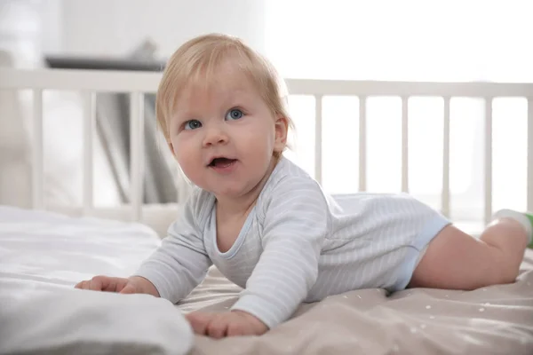 Adorable Petit Bébé Couché Dans Berceau Confortable — Photo