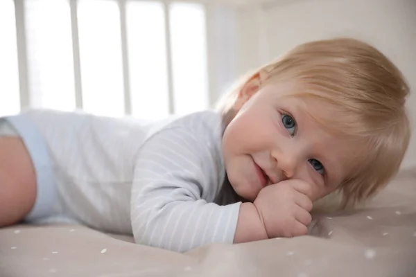 快適なベビーベッドに横たわっ愛らしい小さな赤ちゃん — ストック写真