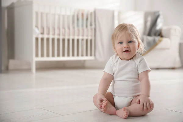 Cute Little Baby Podłodze Domu — Zdjęcie stockowe