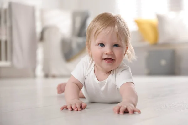 Cute Little Baby Podłodze Domu — Zdjęcie stockowe