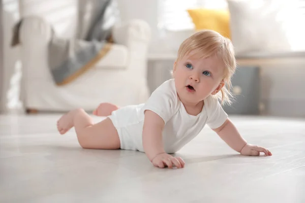 Lindo Bebé Suelo Casa —  Fotos de Stock