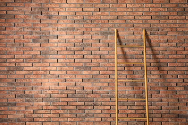 Moderne Holzleiter Der Nähe Der Ziegelmauer Raum Für Text — Stockfoto