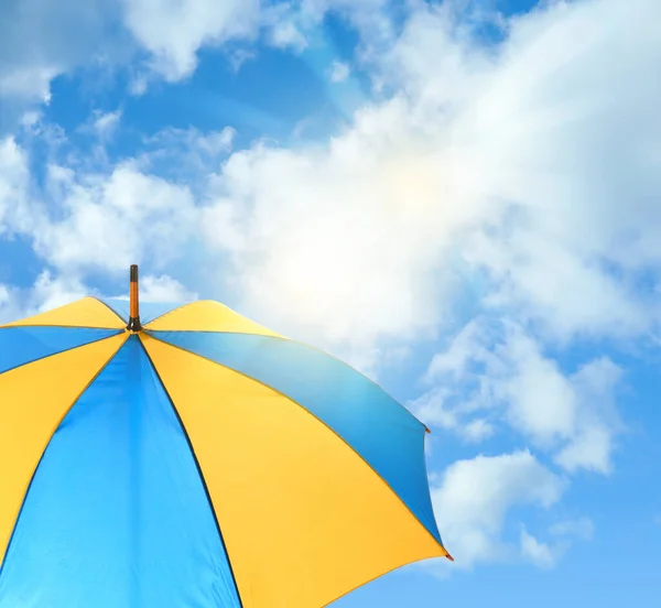 Mavi Gökyüzüne Karşı Modern Parlak Şemsiye Güneş Koruması — Stok fotoğraf