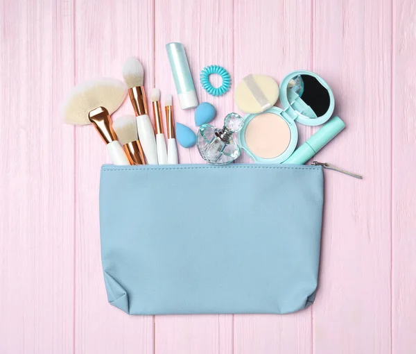 Kosmetiktasche Mit Make Produkten Und Beauty Accessoires Auf Rosa Holzgrund — Stockfoto