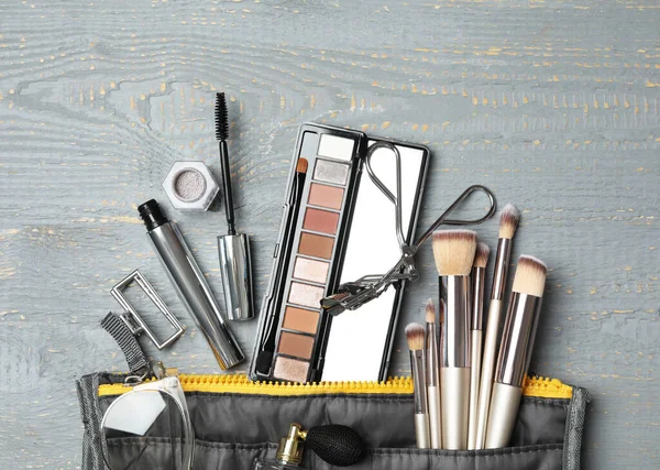 Kosmetisk Väska Med Makeup Produkter Och Skönhetstillbehör Trä Bakgrund Platt — Stockfoto