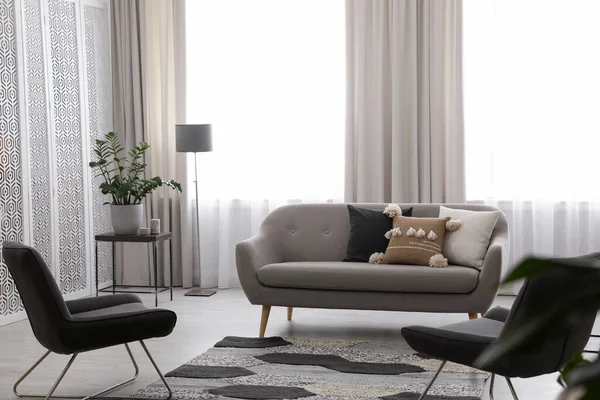 Interior Ruang Tamu Modern Dengan Sofa Nyaman Dan Kursi Berlengan — Stok Foto