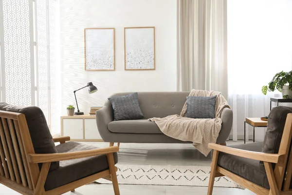 Modernes Wohnzimmer Mit Bequemen Sofas Und Sesseln — Stockfoto
