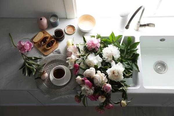 Schöne Pfingstrosen Und Frühstück Auf Der Küchentheke Oben Blick — Stockfoto