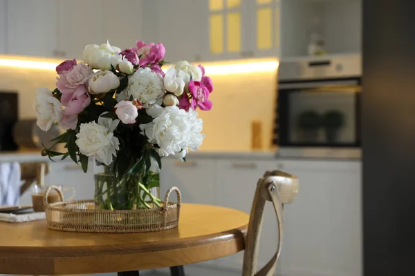 Belles Pivoines Vase Sur Table Bois Dans Cuisine Espace Pour — Photo