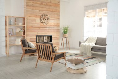 Modern oturma odasının içi şık mobilyalarla dolu.