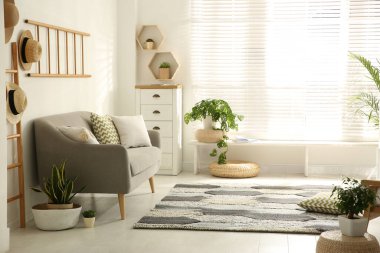 Oturma odasının içinde rahat bir kanepe var.