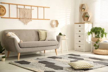 Oturma odasının içinde rahat bir kanepe var.