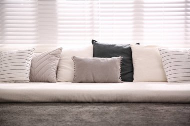 Evdeki pencerenin yanında rahatlamak için rahat bir yer